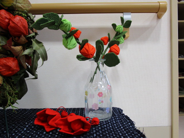花瓶に挿したほおずき（こちらもちりめんです。）