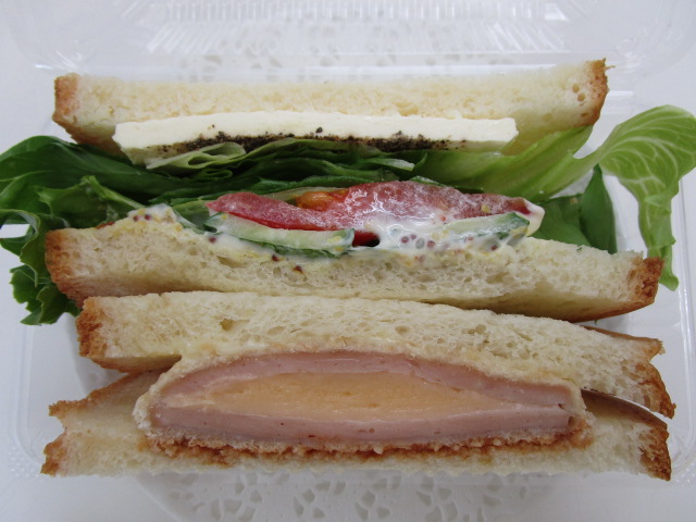 ５種のチーズハムカツと野菜サンド