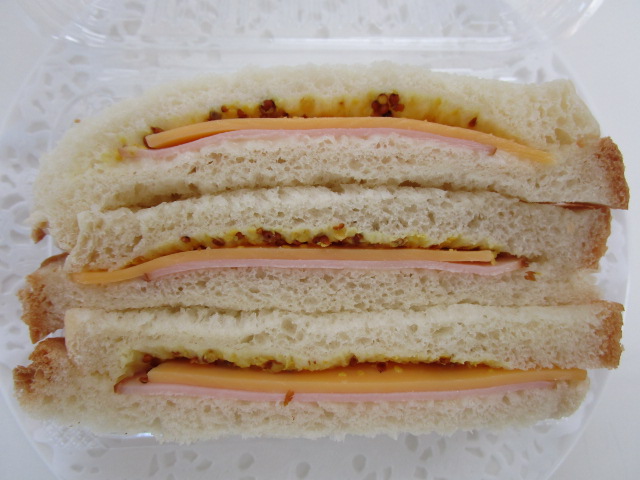 ハムとチェダーチーズサンド