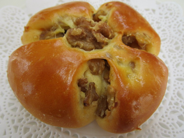 くるみパン（クリームチーズ入り）