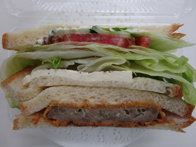 メンチカツと野菜サンド