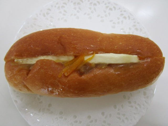 オレンジジャムとクリームチーズのコッペ