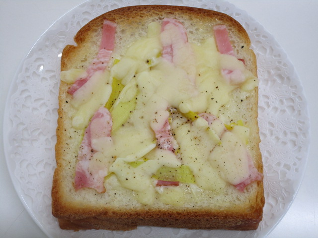 ポワローとベーコンとチーズのオープンサンド