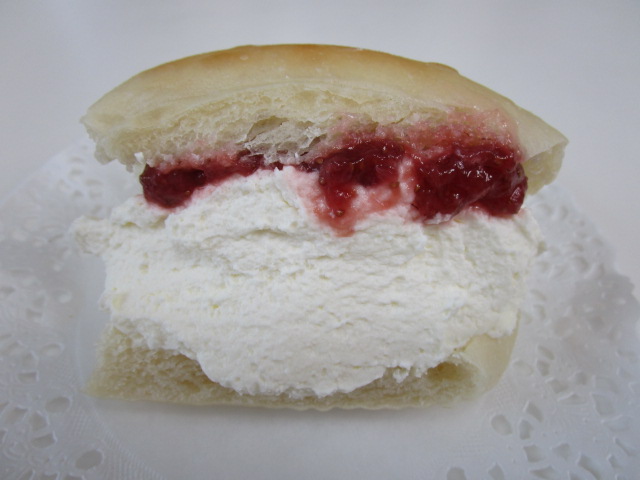 手作りいちごジャム生クリーム