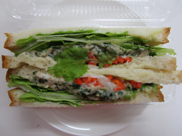 ツナとパクチーのサンド